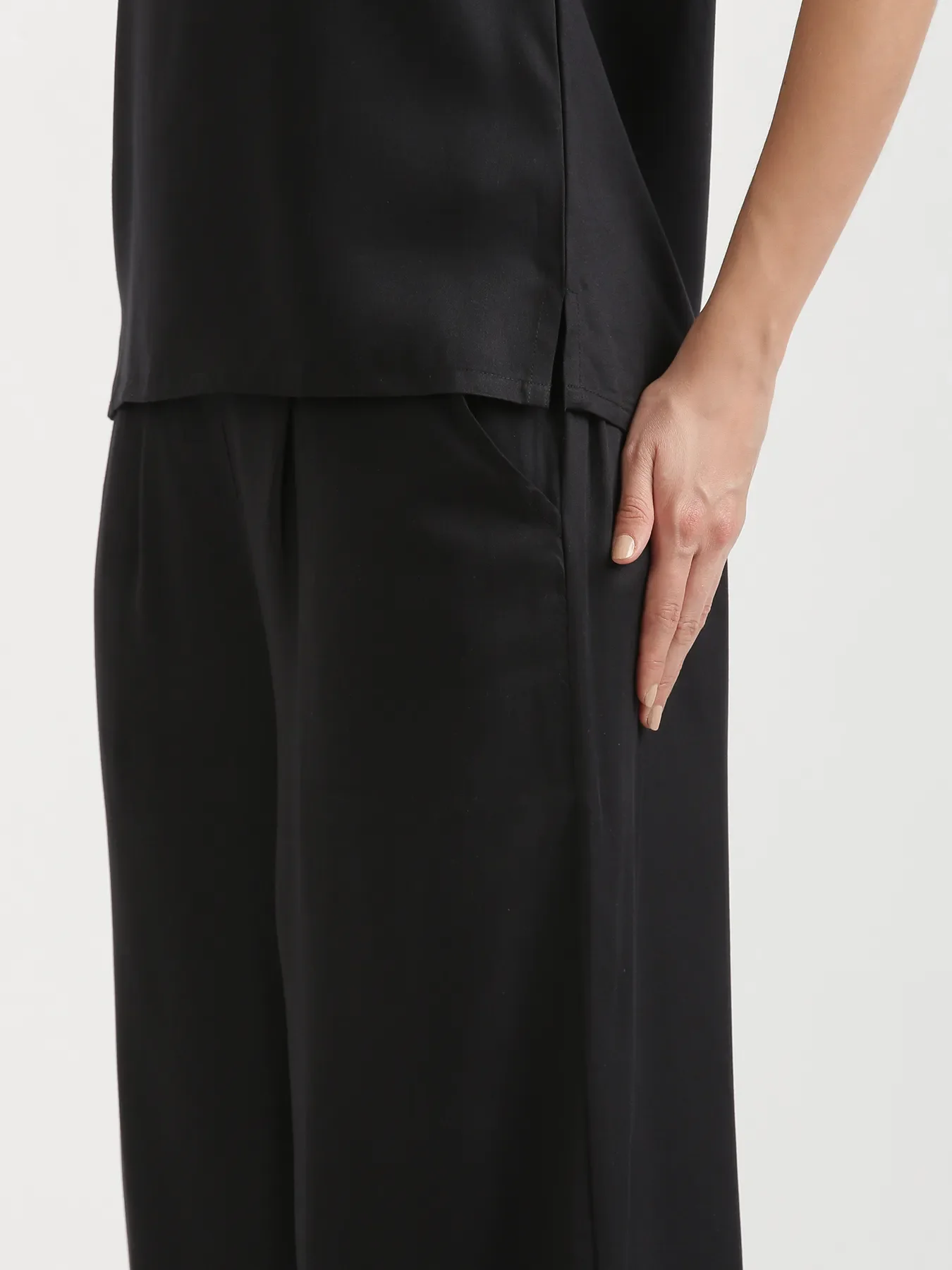 Women Black V-Neck Sleeveless Top - Image 10