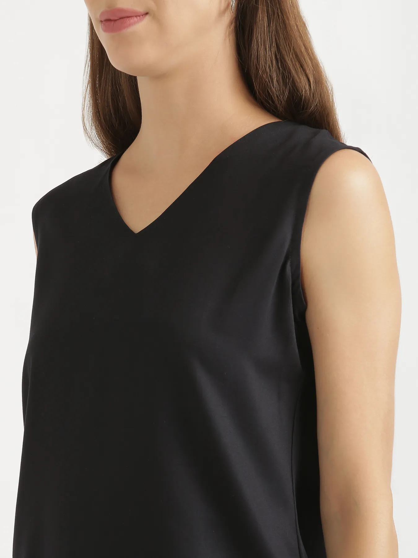 Women Black V-Neck Sleeveless Top - Image 5