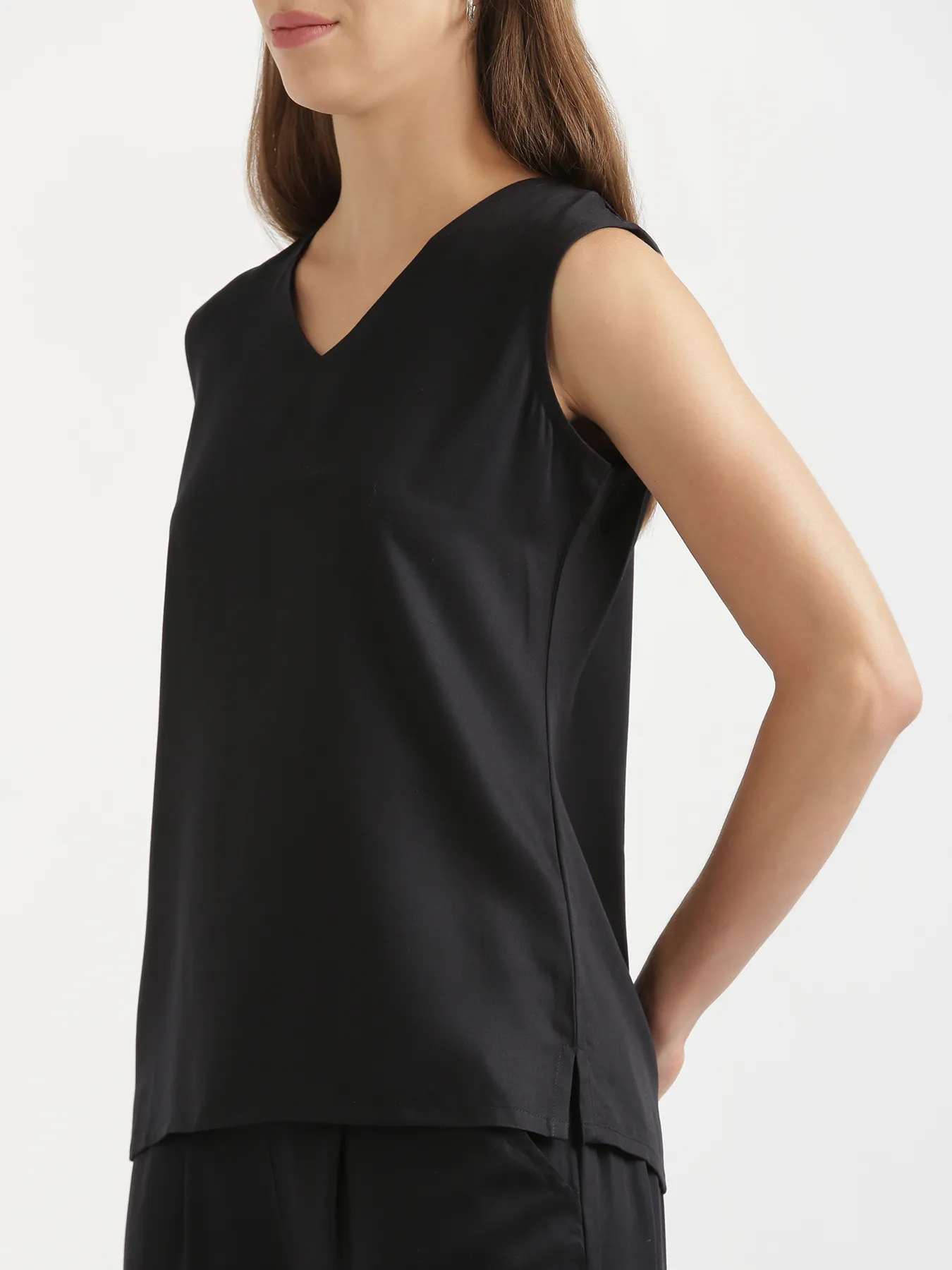 Women Black V-Neck Sleeveless Top - Image 9
