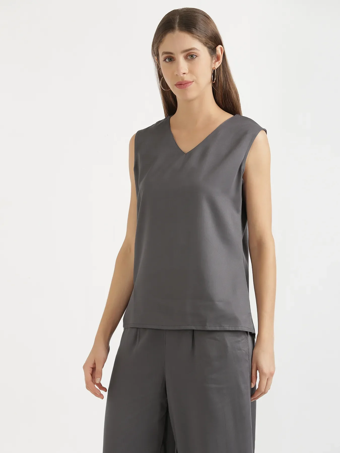 Women Grey V-Neck Sleeveless Top - Image 4