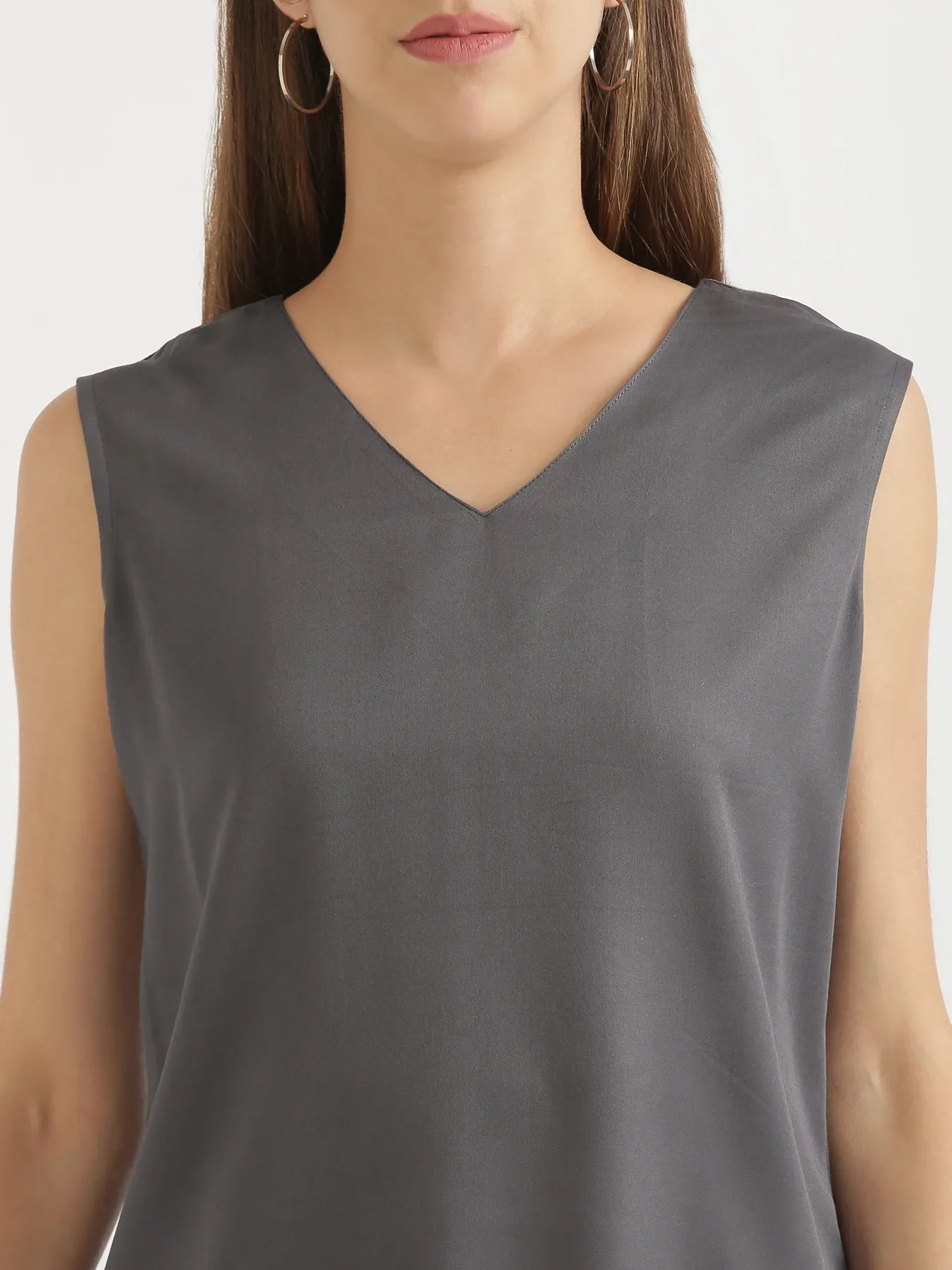 Women Grey V-Neck Sleeveless Top - Image 5