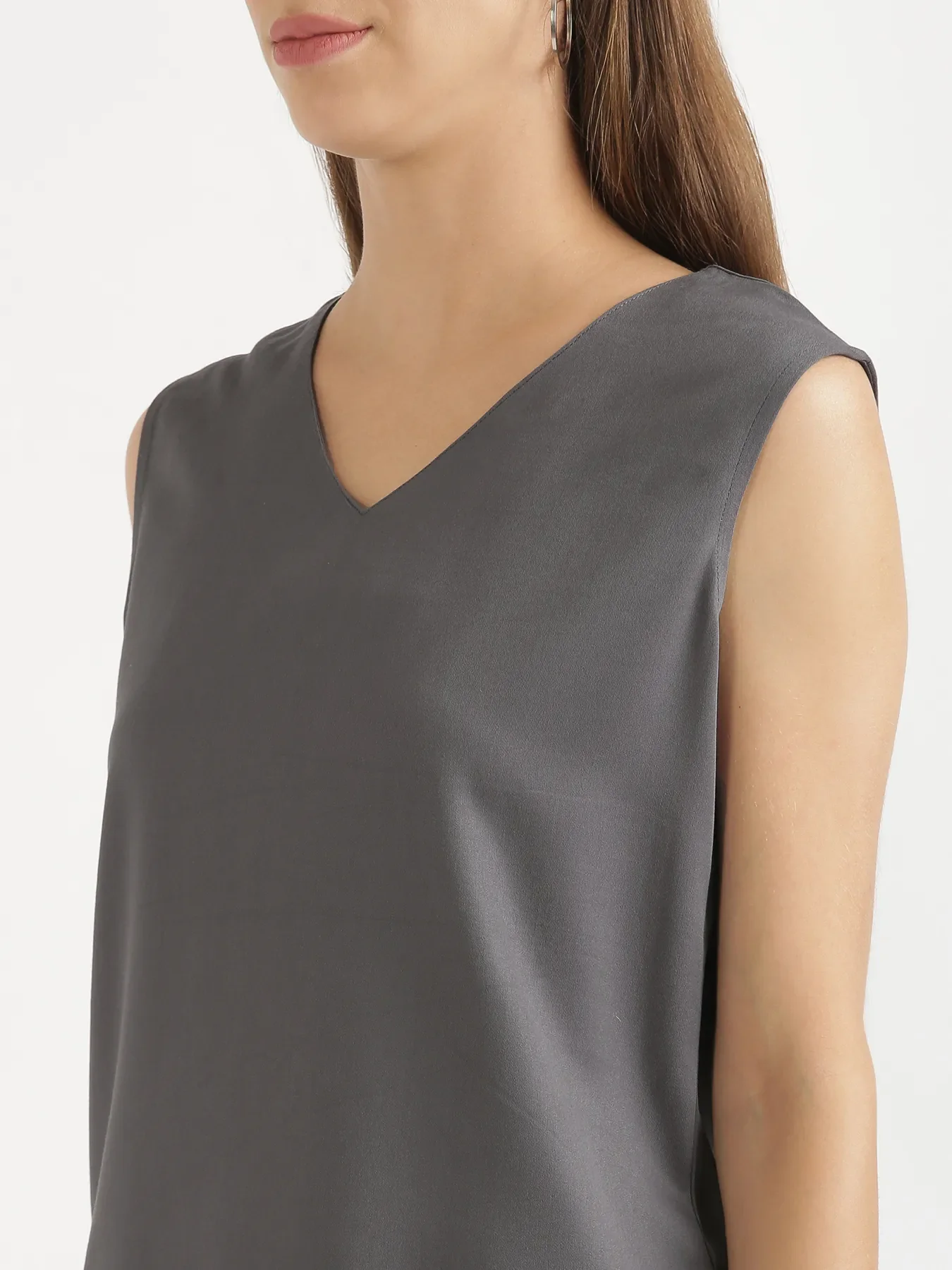 Women Grey V-Neck Sleeveless Top - Image 6