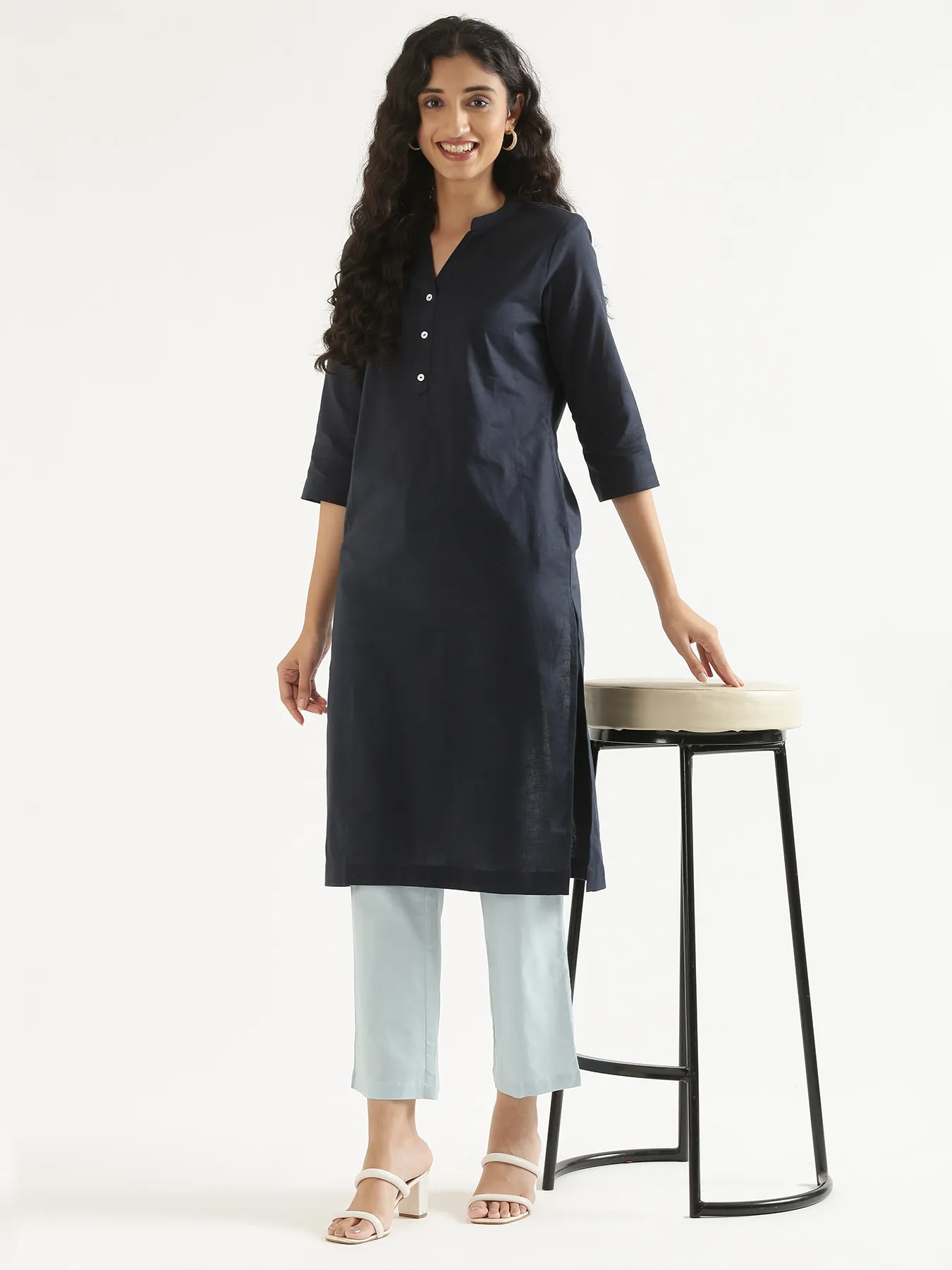Women Navy Blue Airy Linen Long Kurta - Image 12