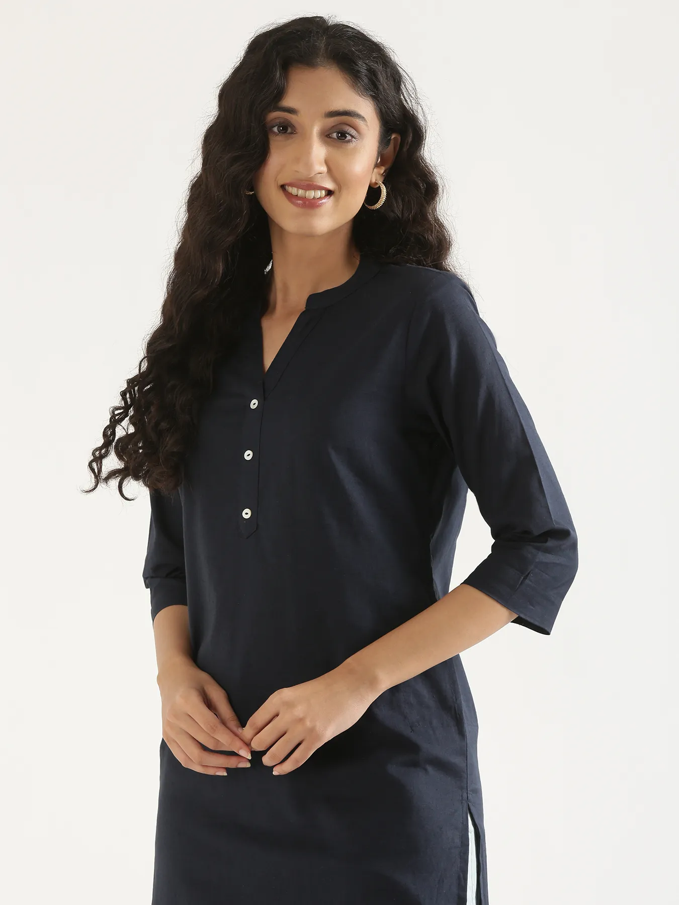 Women Navy Blue Airy Linen Long Kurta - Image 3