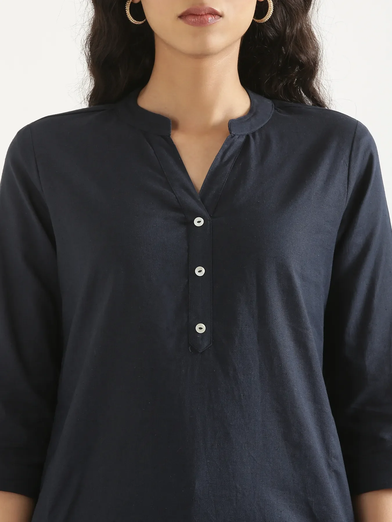 Women Navy Blue Airy Linen Long Kurta - Image 4