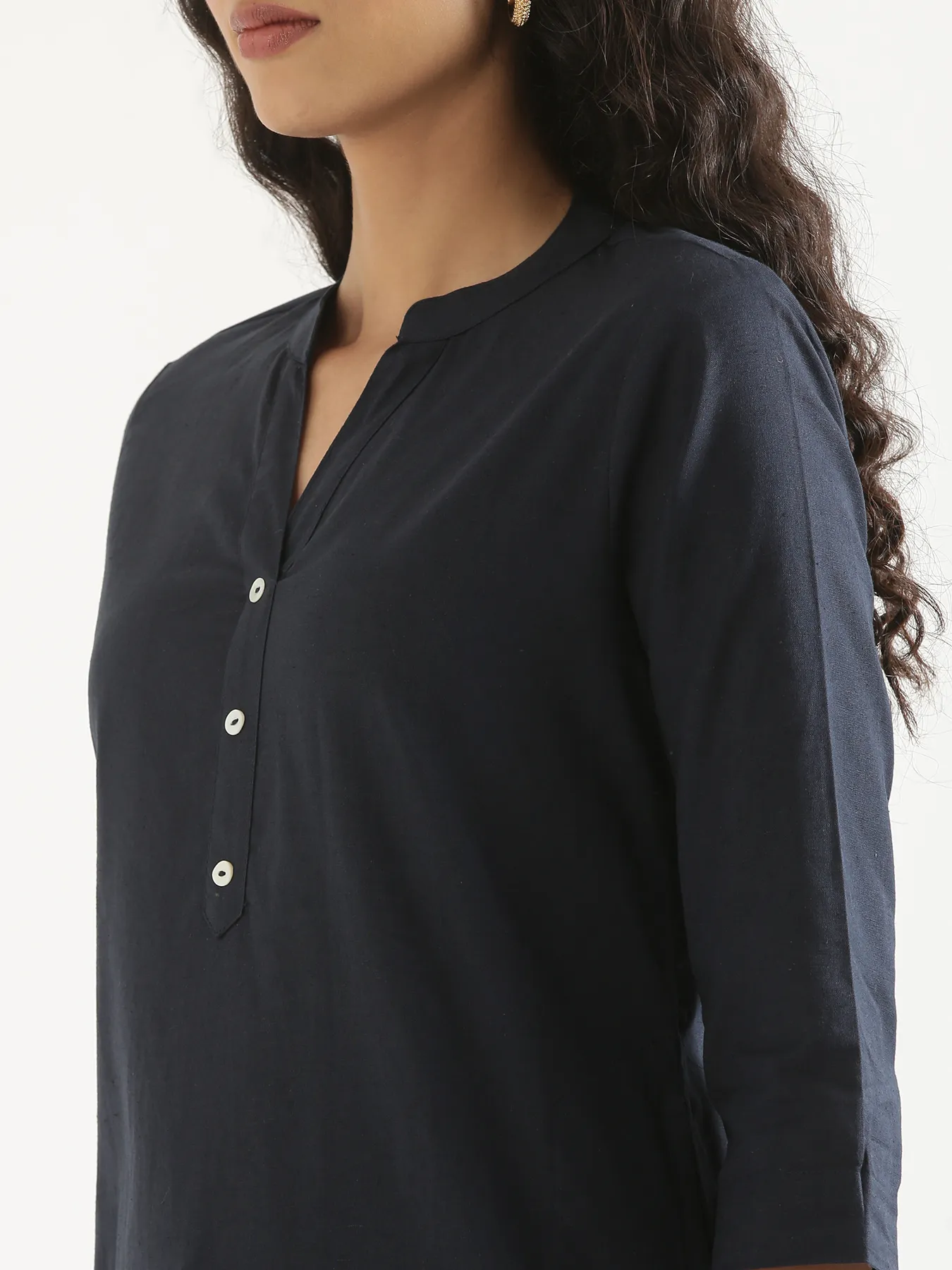 Women Navy Blue Airy Linen Long Kurta - Image 5