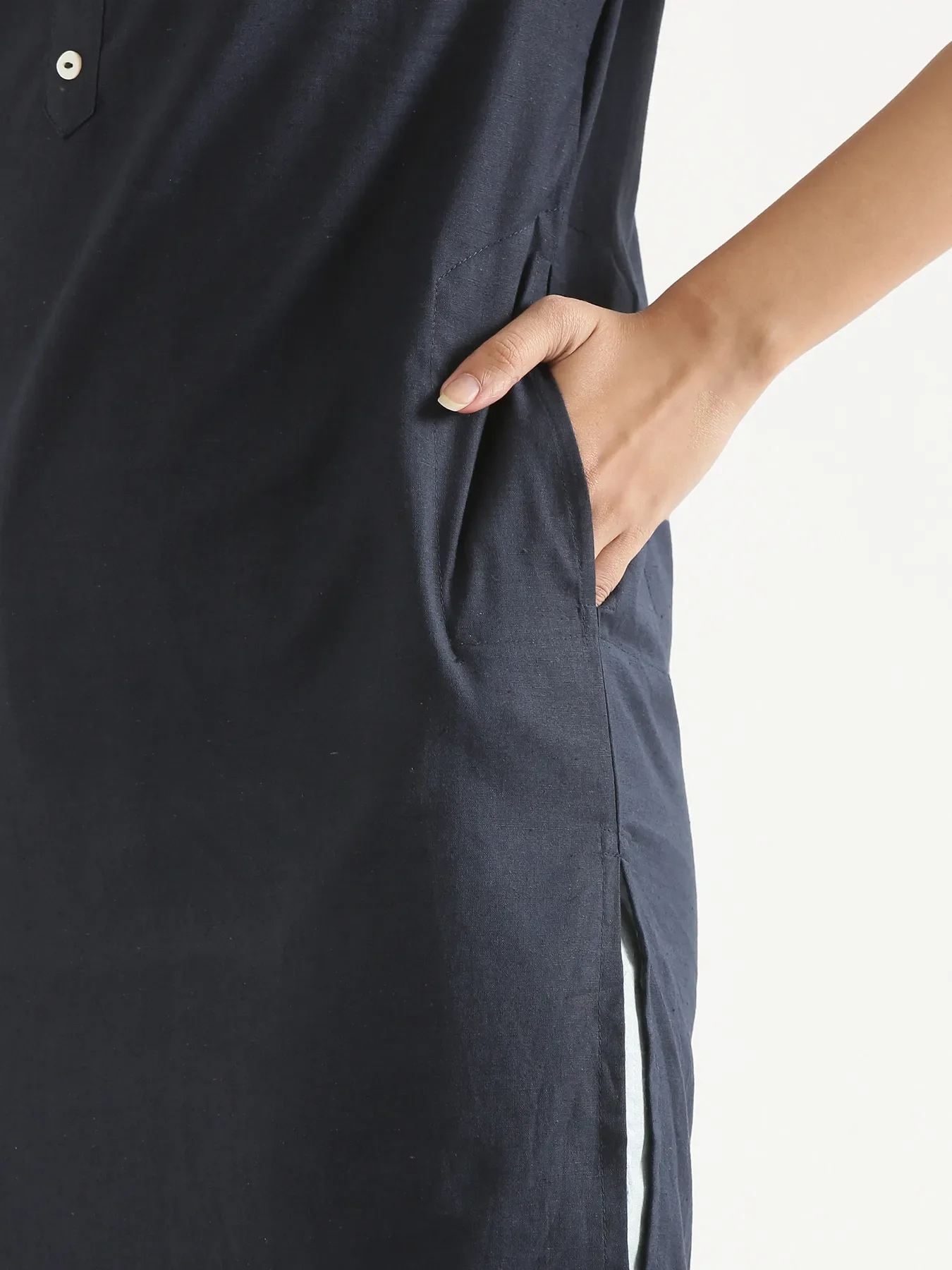 Women Navy Blue Airy Linen Long Kurta - Image 7