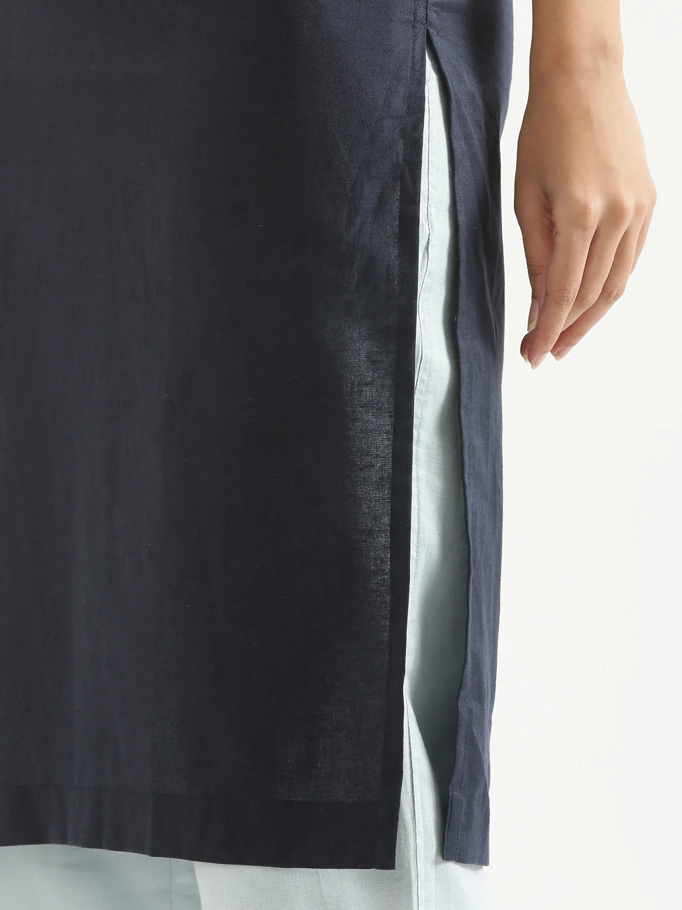 Women Navy Blue Airy Linen Long Kurta - Image 8