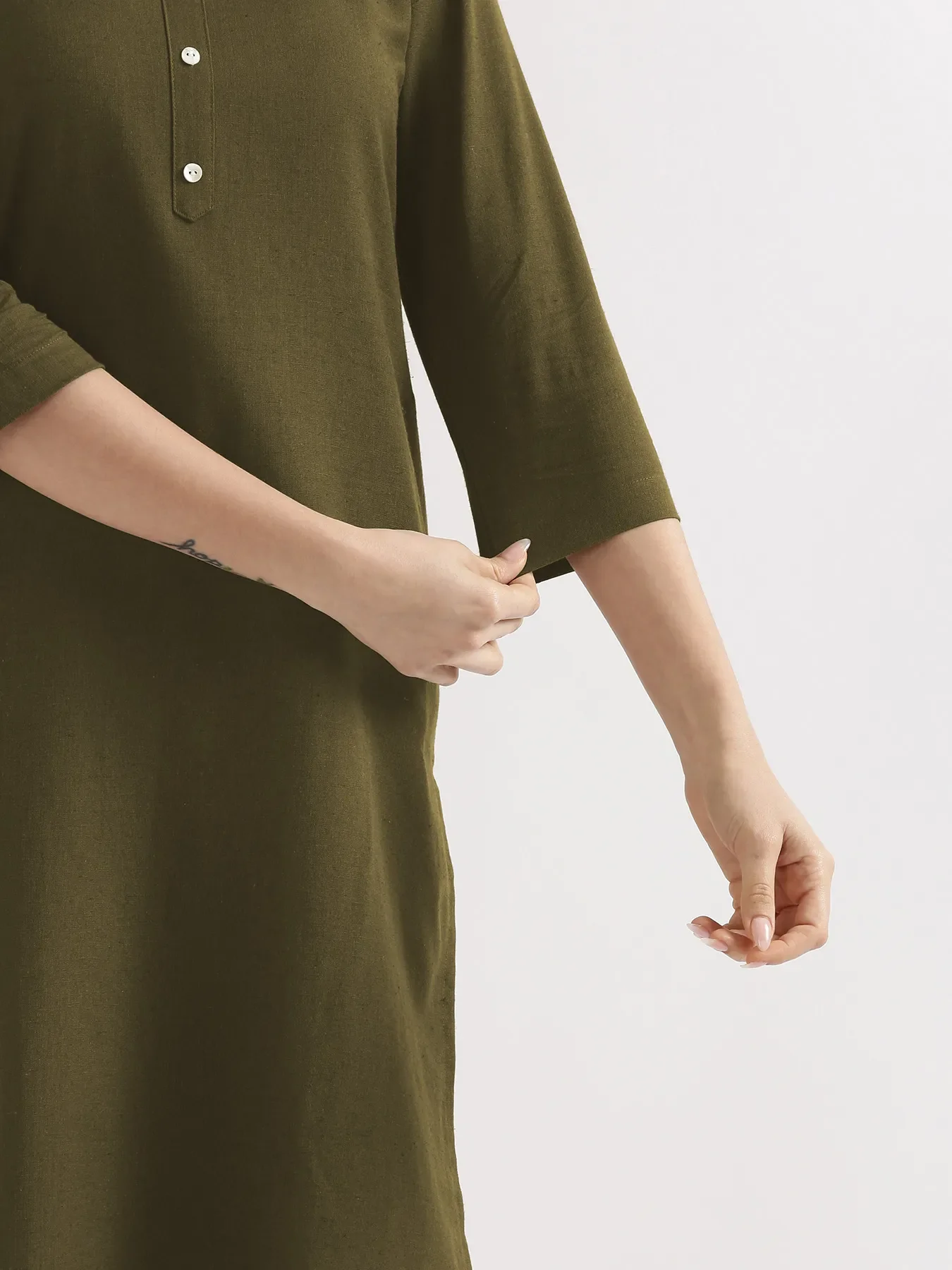 Women Olive Green Airy Linen Long Kurta - Image 6