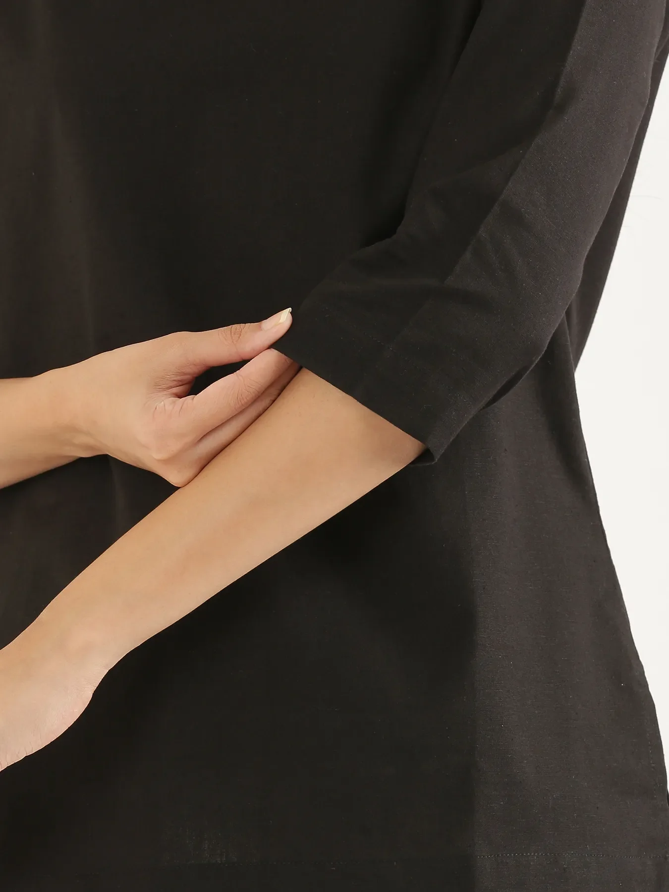Women Black Airy Linen Split Neck Short Kurta - Image 7