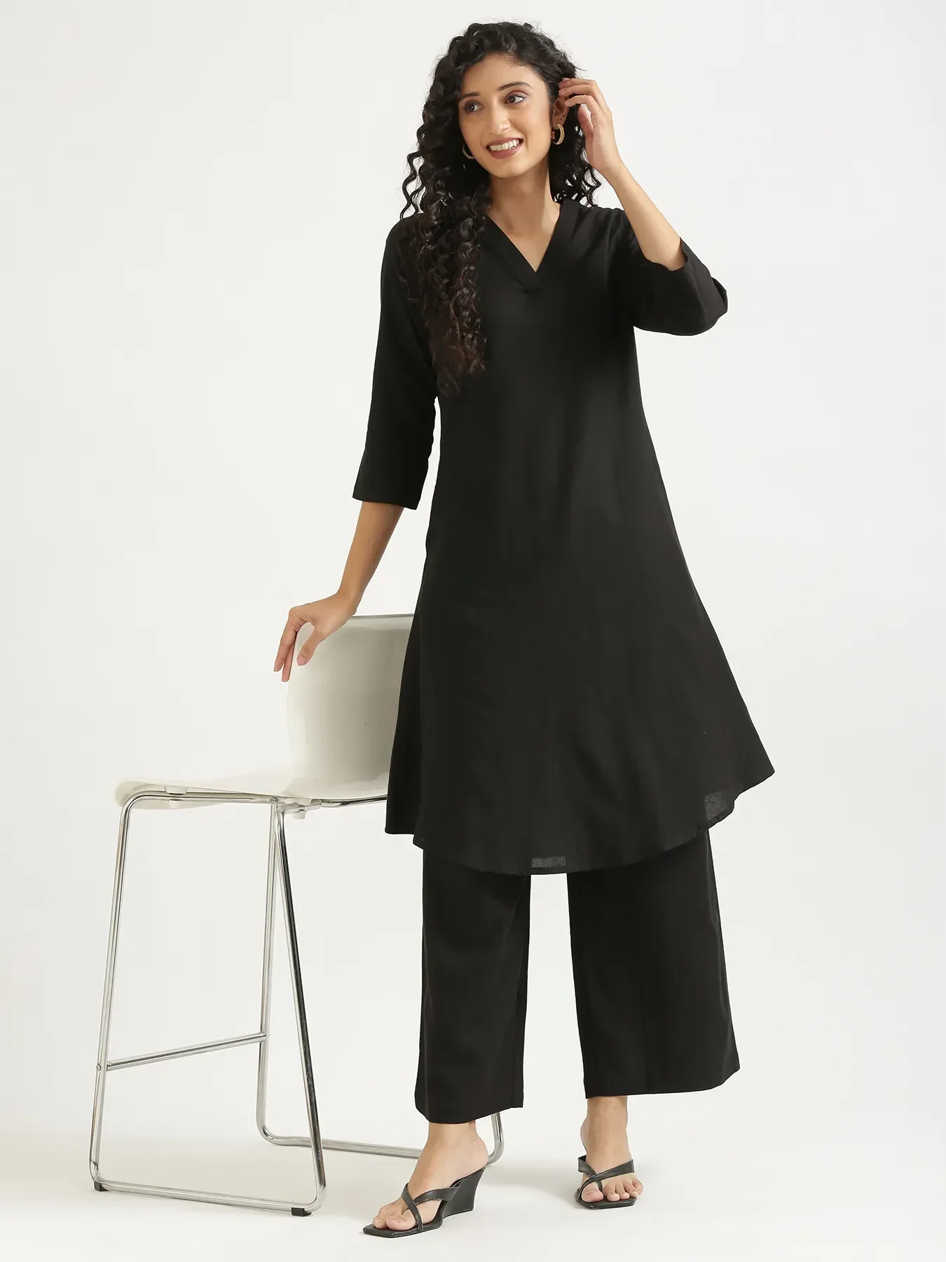 Women Black Flowy Linen Kurta Set - Image 2