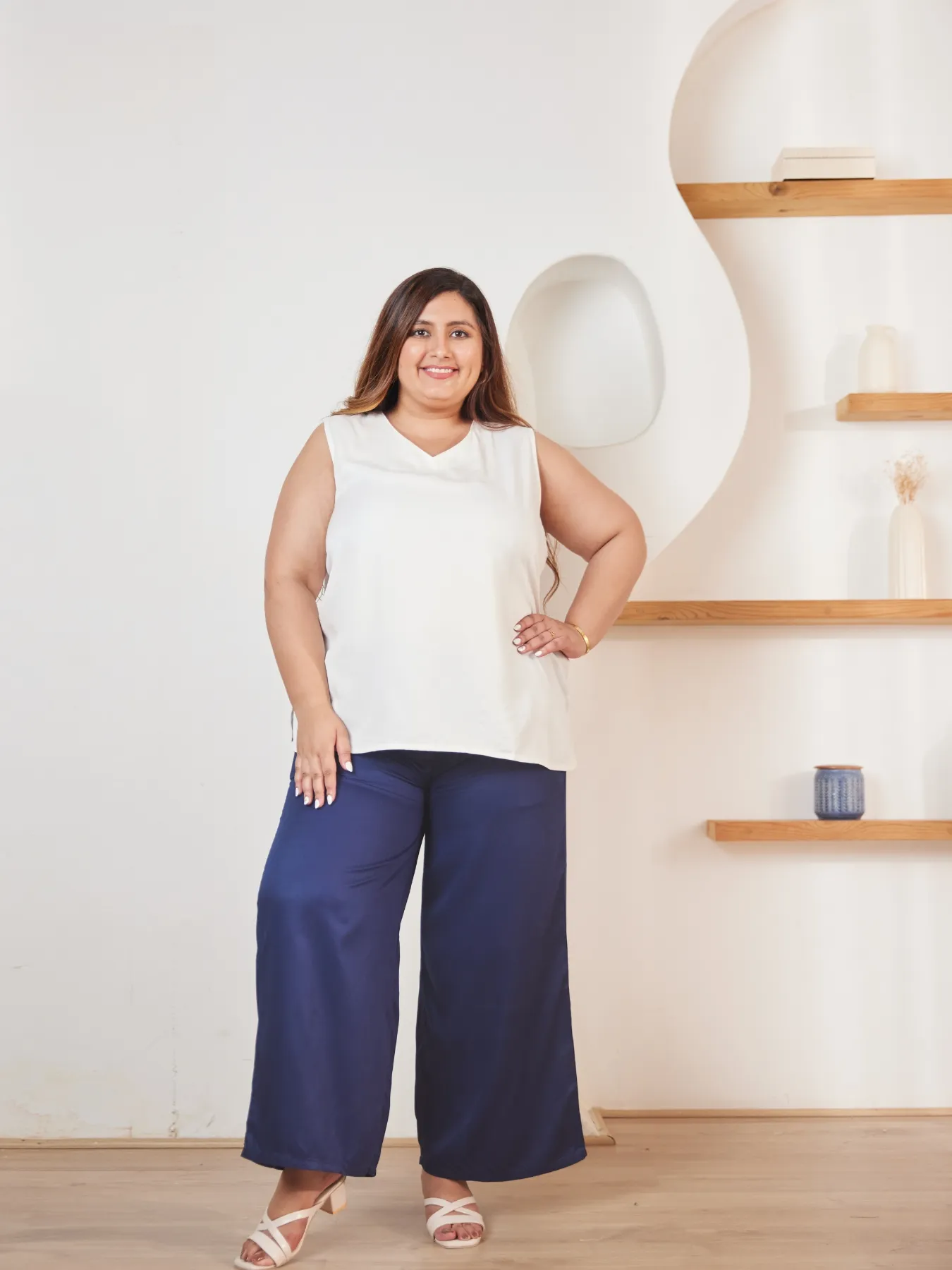 Women Plus Size White V-Neck Sleeveless Top - Image 3